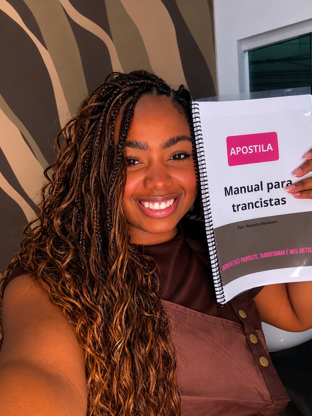 Renata Deodato segurando a Apostila Manual para Trancistas